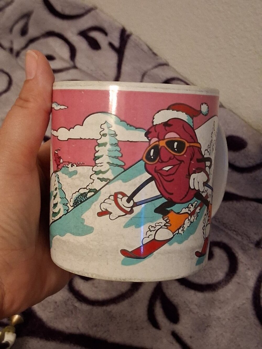 Vintage 1988 California Raisins Coffee Christmas Ski Snow Mug & PVC Figures Lot